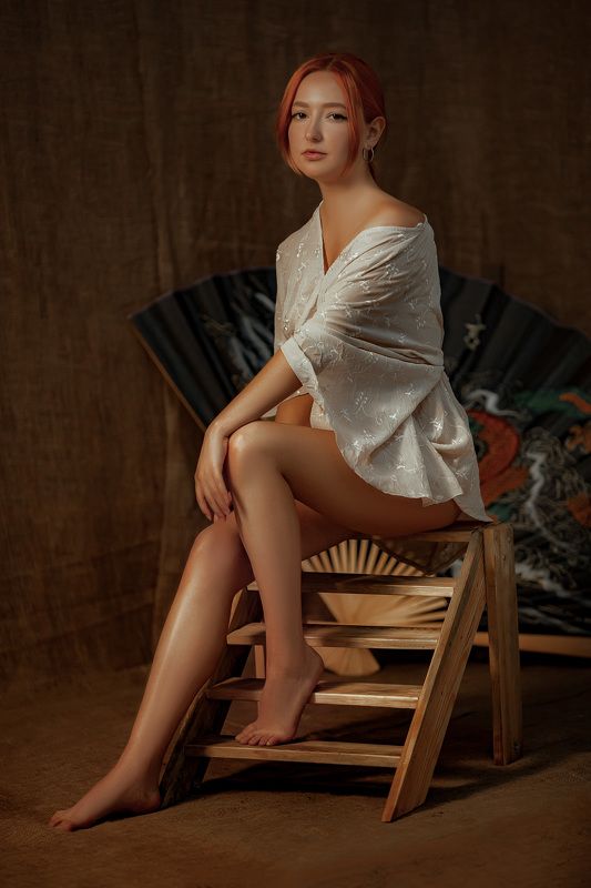 Girl on burlap фото превью