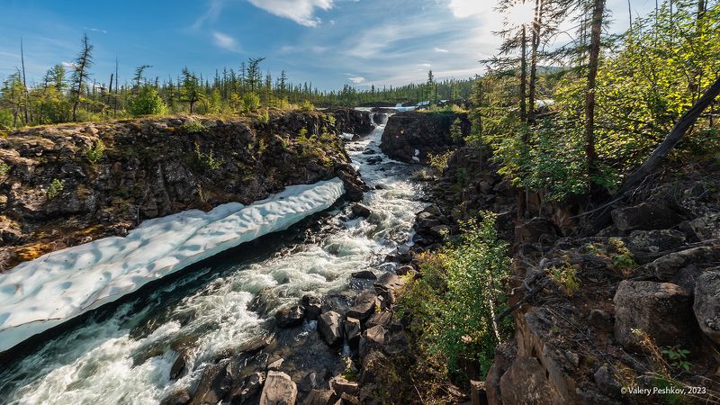 плато путораны, яктали, столбчатые скалы, наледи, натёчный лёд, владимир коваль Про камень и лёд фото превью