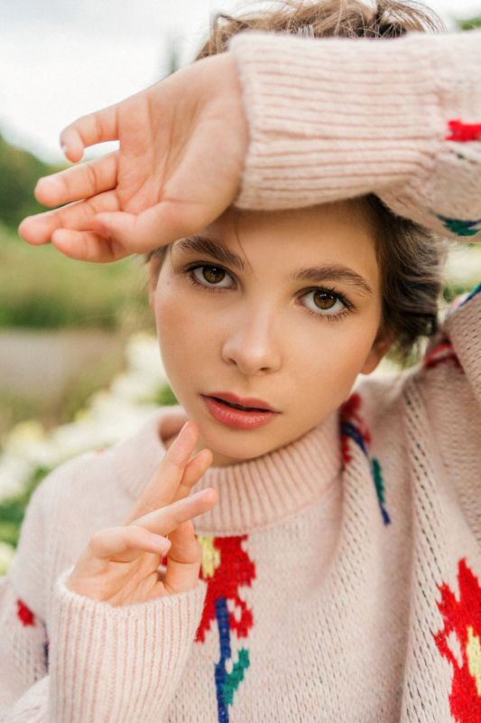 девочка, ребенок, портрет, детский портрет, портрет девочки, глаза. детское портфолио,осень, цветы, свитер ,осенняя Аделина фото превью