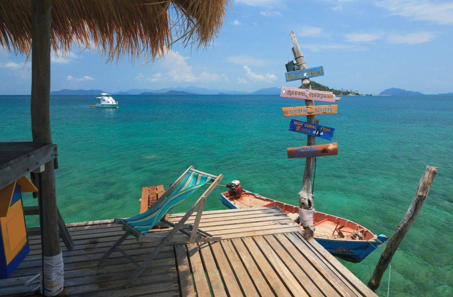 Мостик шезлонг лодка столбы указатели море кораблик острова тропики Таиланд, Георгий Машковцев