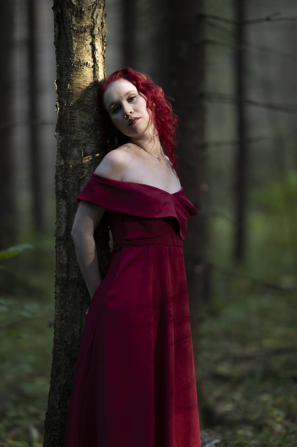 красный, девушка в красном, девушка в лесу, Пономарев Илья