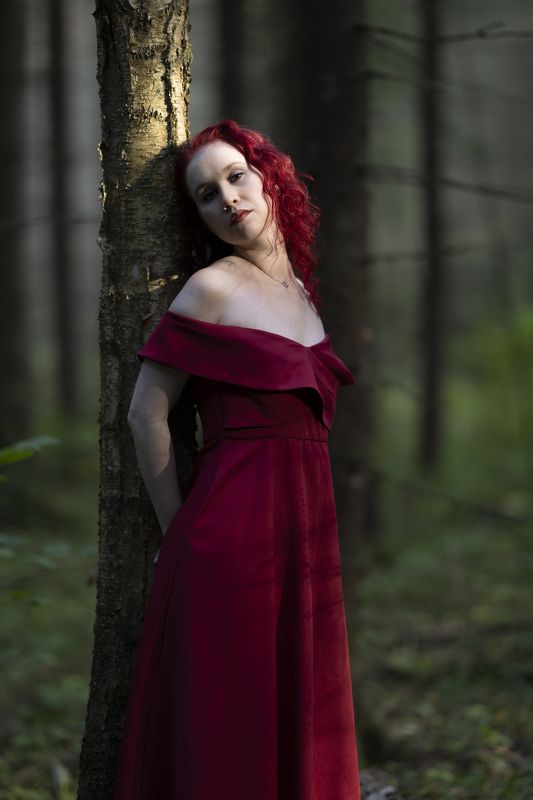 красный, девушка в красном, девушка в лесу Lady in red фото превью