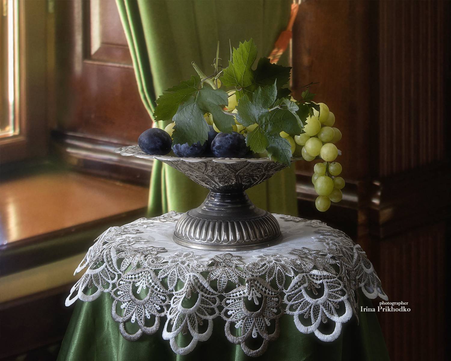 натюрморт, фрукты, интерьер, виноград, сливы, Приходько Ирина