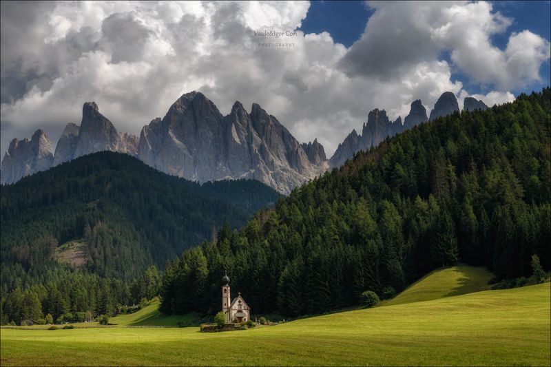 доломитовые альпы,santa maddalena,деревня,val di funes,лето,odle,италия,alps,ranui,san giovanni,церквушка,hills Взбитых сливок облака фото превью