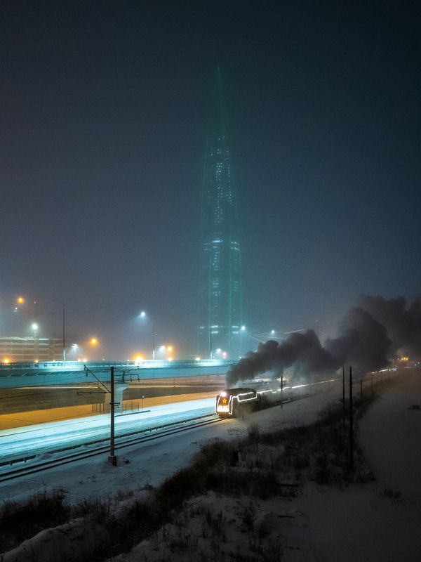 Паровоз у Лахта-центра фото превью