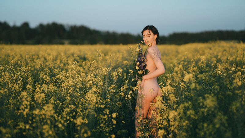 In the embrace of flowers фото превью