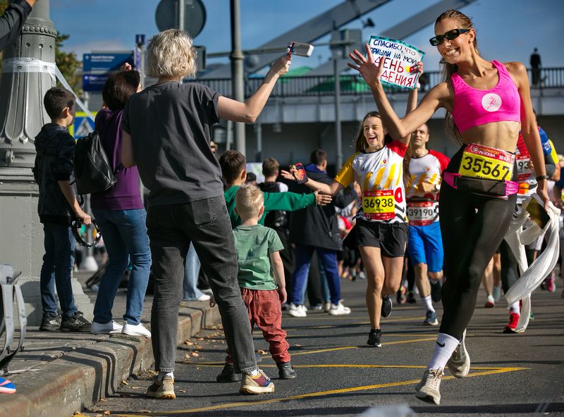 спорт, московский марафон 2023, зрители, стрит репортаж, уличное фото Московский марафон. Зрители фото превью