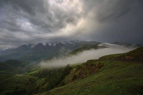 В долину спускался туман