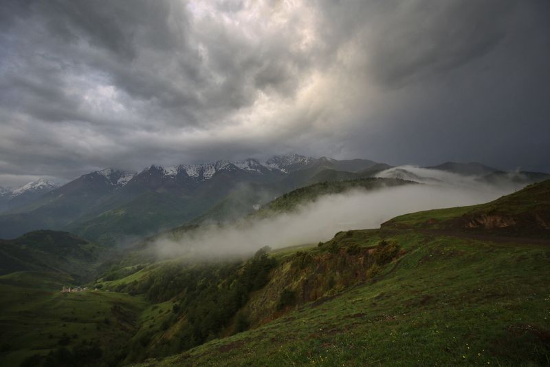 Кавказ, Ингушетия В долину спускался туман фото превью
