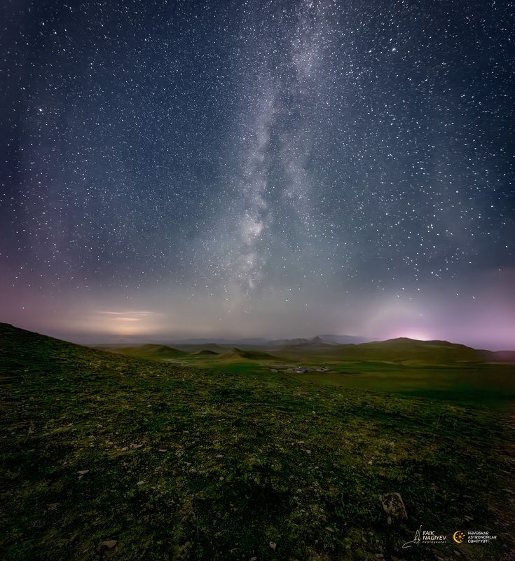 Milky Way above the green desert фото превью