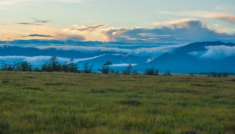 С высоких гор спускается туман фото превью
