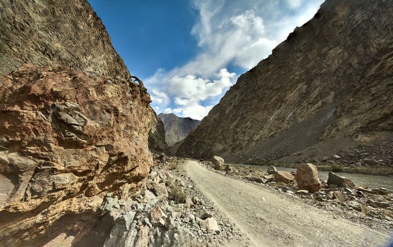 Дорога в небо, дорога на озеро Сарез. Одна из самых загадочных, опасных, малолюдных и вместе с тем потрясающе красивых дорог страны!Она  похожа на золотую нить на которую нанку низаны немногочисленные жемчужины - кишлаки долины реки Бартанг. Охраняют  пут фото превью