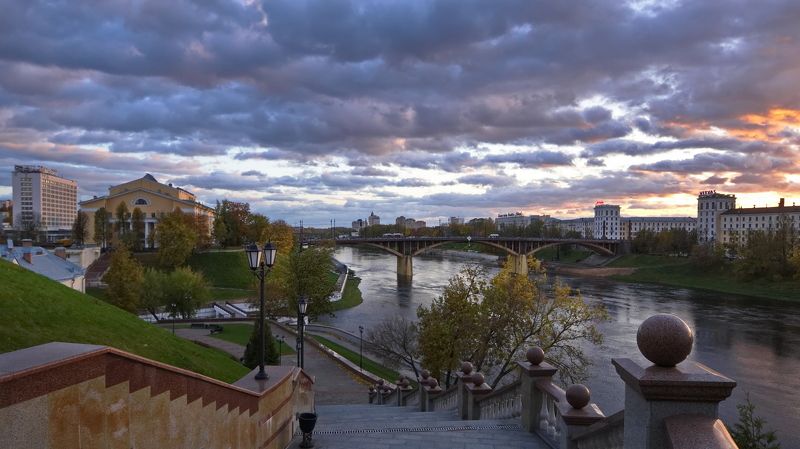 Драматичный закат над драматическим театром фото превью