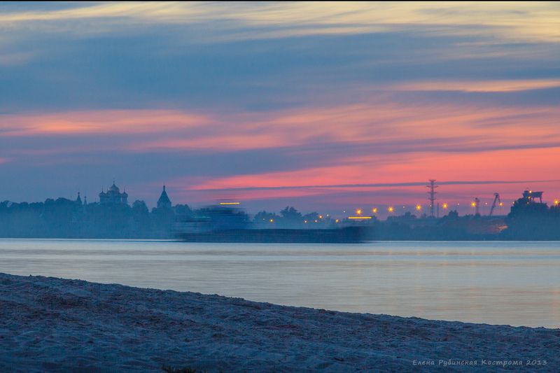 кострома, волга, река, ночь, вечер, берег, монастырь, баржа На Волге фото превью