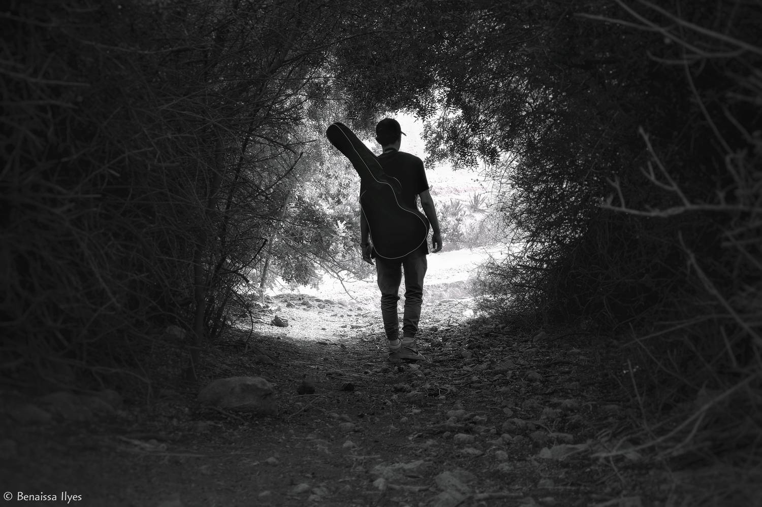 black and white, man, silhouette, photography, man, monochrome, sym&eacute;trie, middle, shadow, darkness, outdoor, horizontal, benaissa ilyes, algeria, gautier,, Benaissa Ilyes