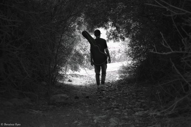 black and white, man, silhouette, photography, man, monochrome, symétrie, middle, shadow, darkness, outdoor, horizontal, benaissa ilyes, algeria, gautier, Exit from the maze фото превью