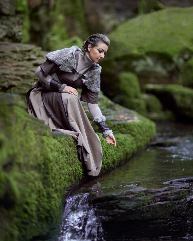 Викинг, сказка, девушка викинг, костюм, лес, лук, воин, ручей, вода Викинг фото превью