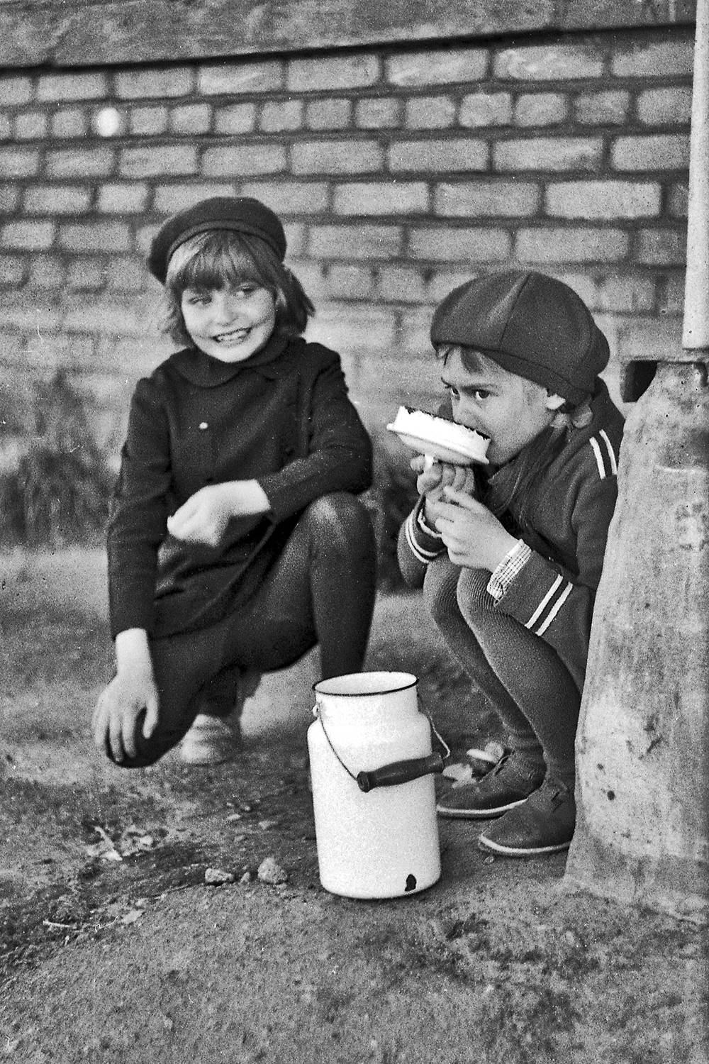 дети, бидончик, квас, апатиты, мончегорск, чб, Николай Смоляк