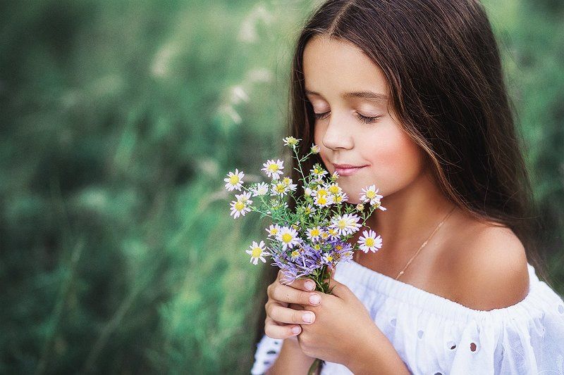 Вдыхая аромат цветов... фото превью