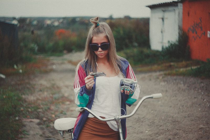 90ые, Девушка, Портрет Увидимся за гаражами, если конечно тебя выпустят, после того как вынесешь попить.photo preview