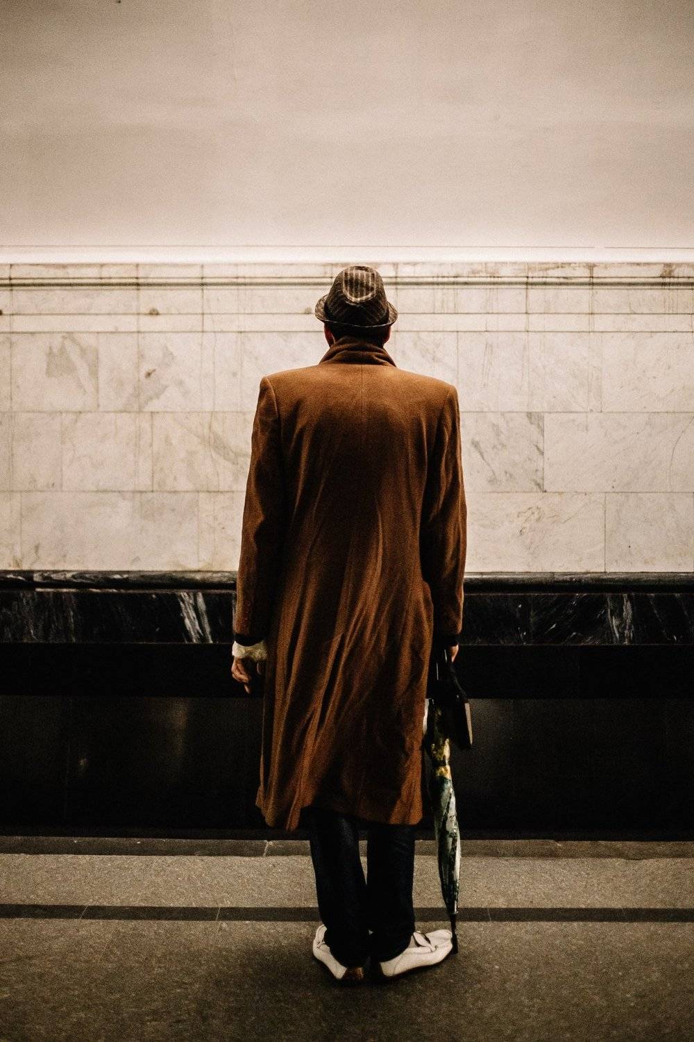 Москва, метро, плащ, шляпа, зонт, полосы, ожидание, Мартиросян Михаил