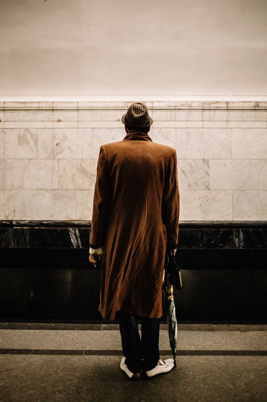 Москва, метро, плащ, шляпа, зонт, полосы, ожидание  фото превью