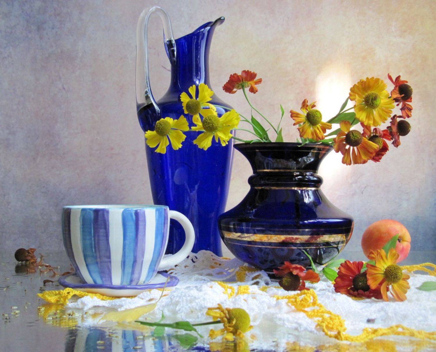 август, солнце, гелениум, персик, цветное стекло, керамика, кувшин, ваза, чайная пара, салфетка, кружево, Наталия Тихомирова