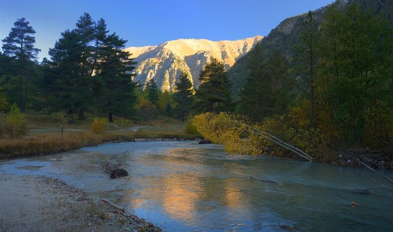 У горной реки фото превью
