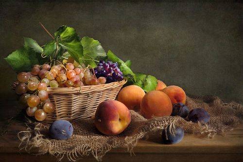 Виноград и персики