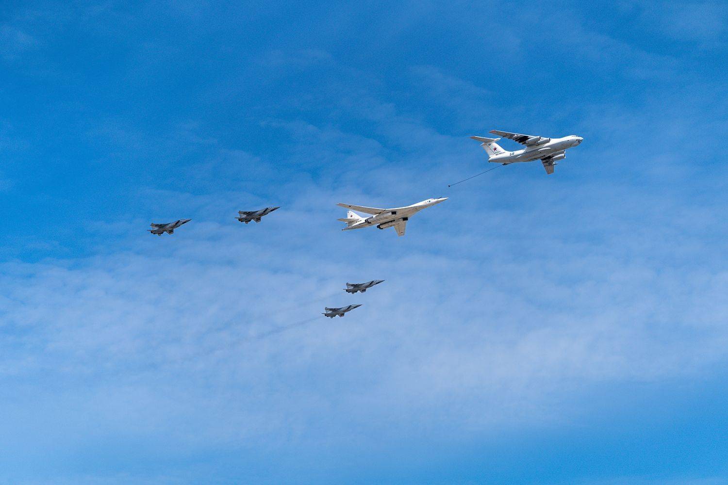 воздушный парад,День Победы, самолет, небо, истребитель, Москва, Россия, Лариса Дука