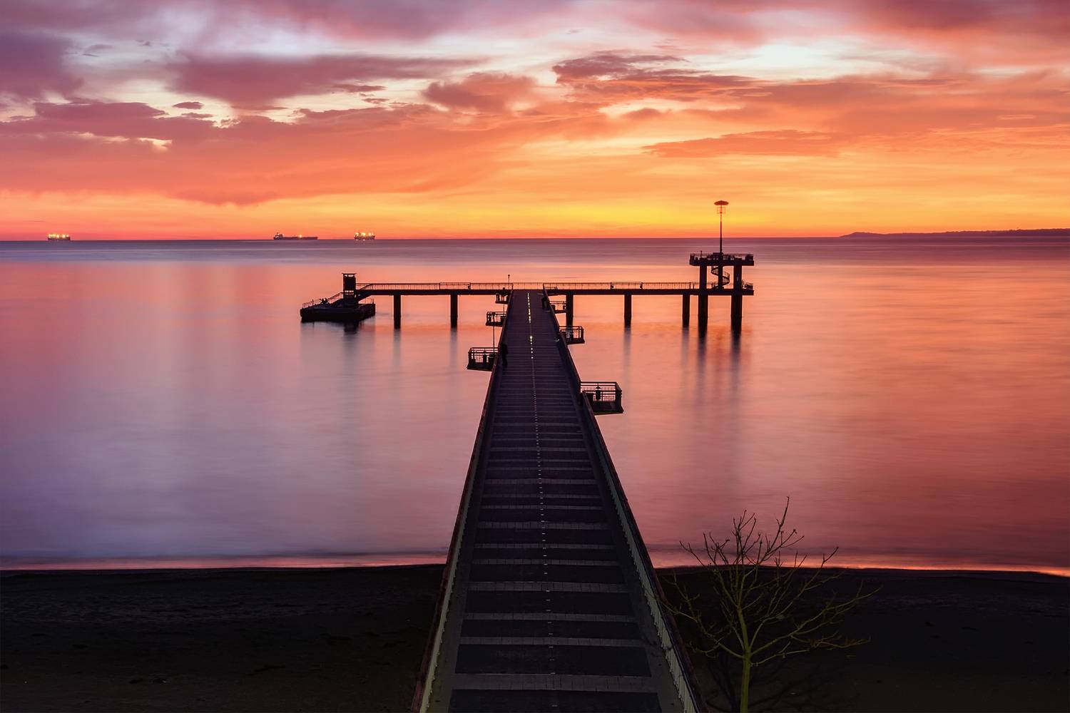 алый рассвет мост минимализм, Вера Ра