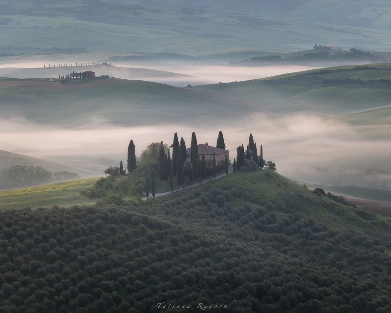 Туманное утро в долине Валь д\'Орча фото превью