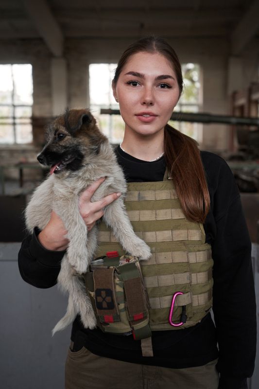 Соледар, ДНР, Россия, СВО, военные, военный, солдат, солдаты, война, специальная военная операция, подвал, оружие, танк, автомат, Марьяна Наумова, репортаж, портрет, флаг, располага, расположение Соледар фото превью