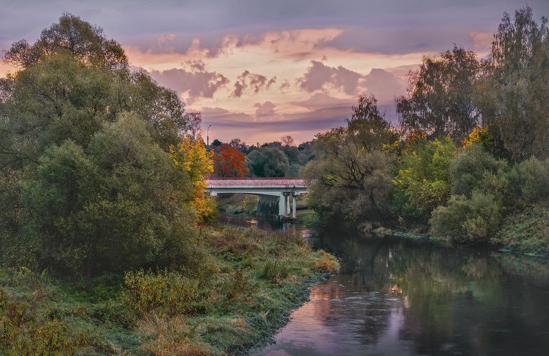 Раннее осеннее утро у реки фото превью