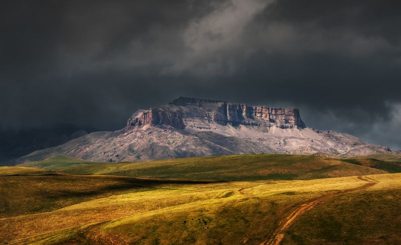 кавказ, горы, бермамыт, карачаево-черкесия, кчр, облака, облачность Грозовой утес фото превью