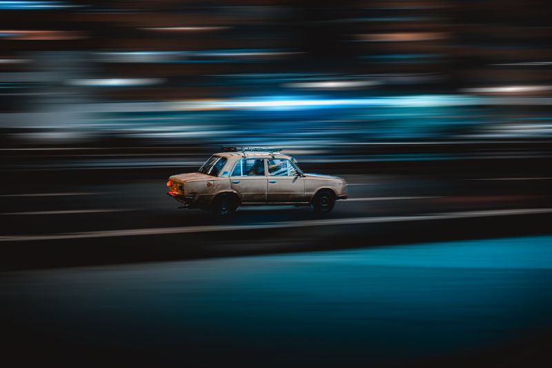 car, city, lights, street, lada, машина, жигули, проводка, движение, скорость, speed Мчится Лада, но не малиновая фото превью