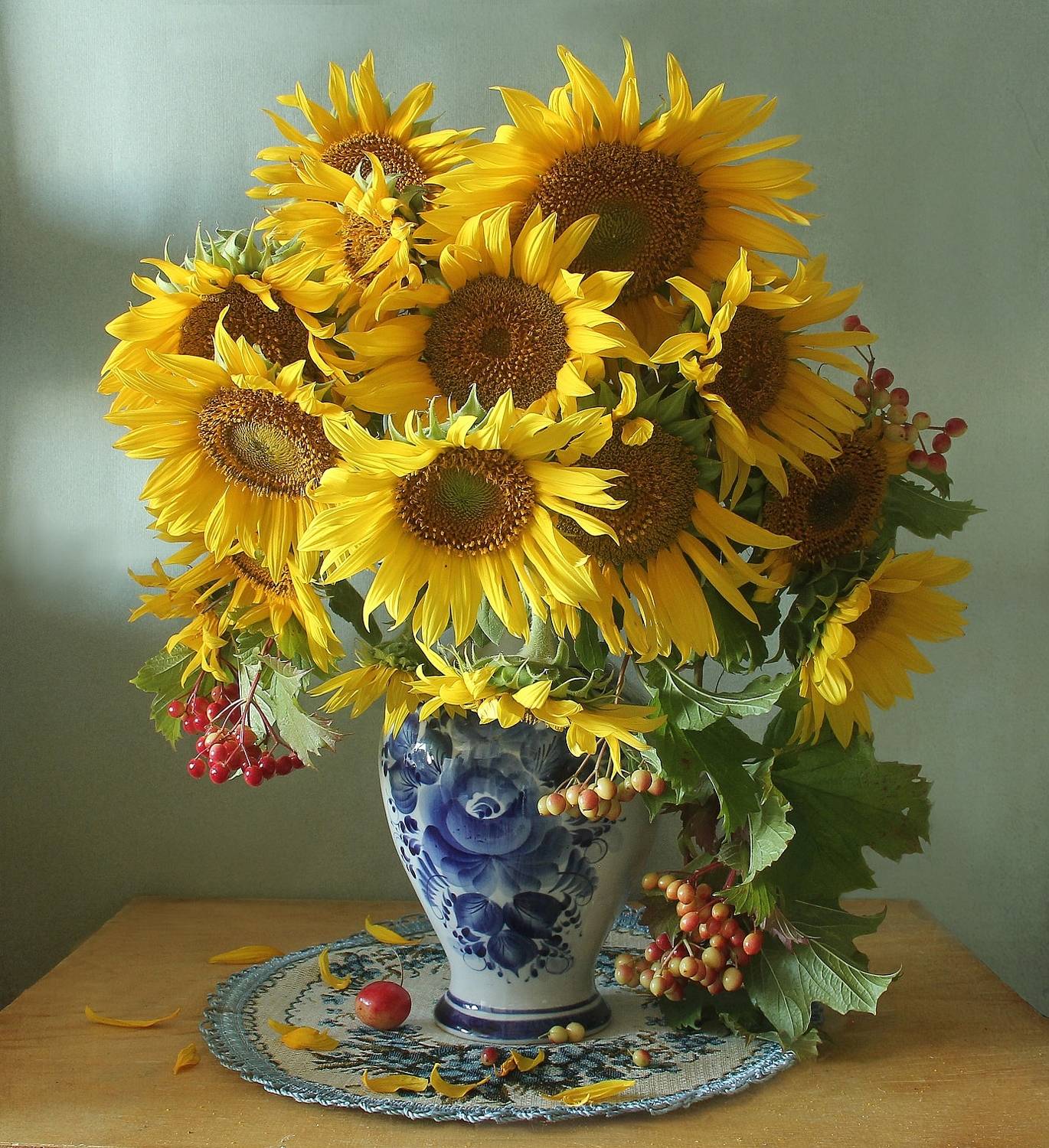 #подсолнухи #натюрморт #фотонатюрморт #лето #цветы #художественноефото #маринафилатова #калина #stilllife #букет, Марина Филатова