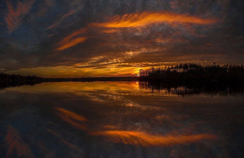 Закат на озере фото превью