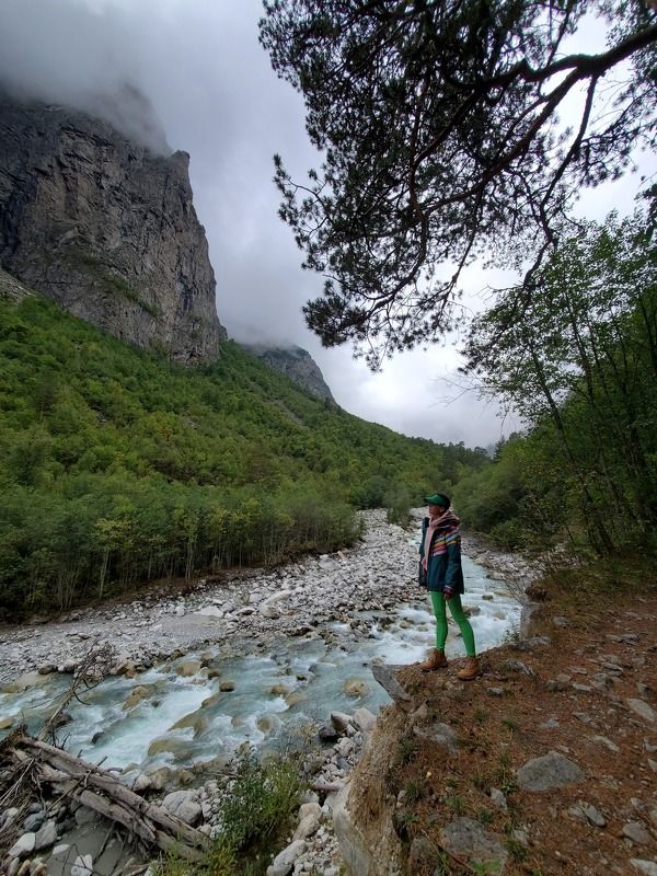 У реки фото превью