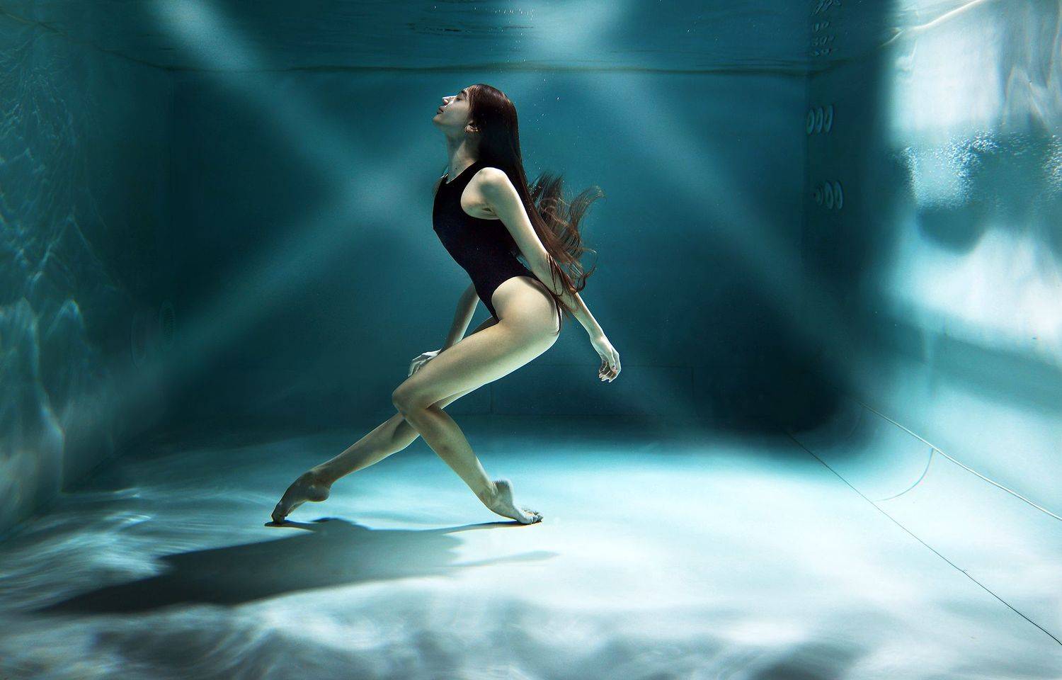 девушка, красивая, в воде, под водой, движение, танец, гимнастка, портрет, жанр, свет, цвет, живопись, Постонен Екатерина