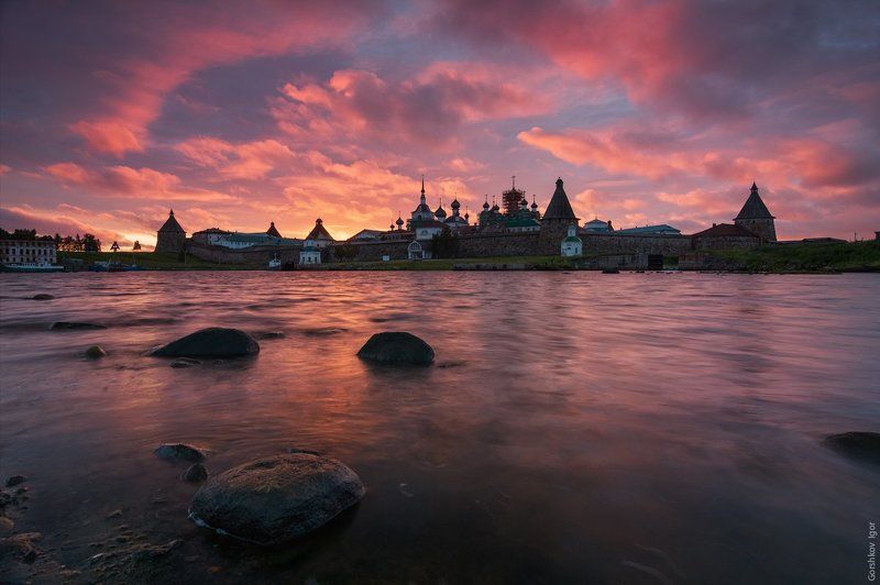 Архитектура, Белое море, Вода, Камни, Кремль, Крепость, Лето, Монастырь, Небо, Отражения, Пейзаж, Рассвет, Соловецкие острова, Соловки, Тучи, Утро Рассвет над соловецким кремлём. фото превью