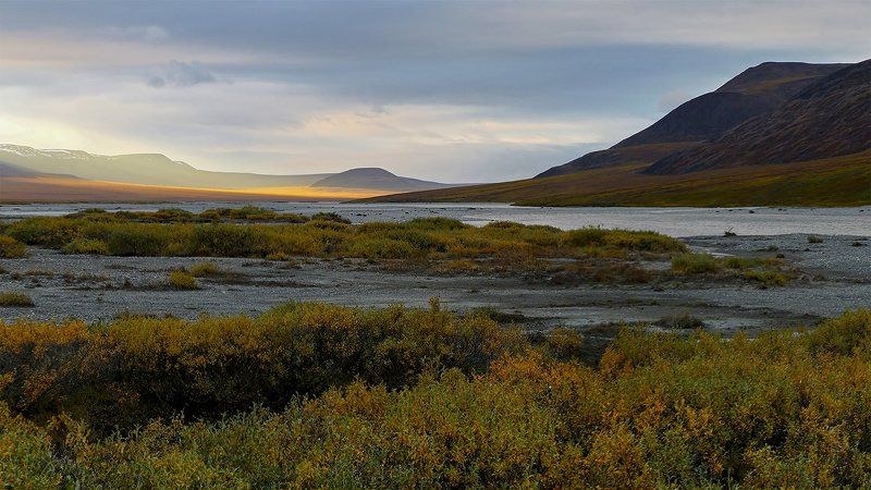 осень., пейзаж., природа., россия., чукотка., небо., свет., речка., тундра. Осенняя... фото превью