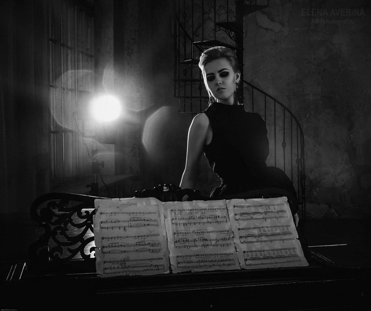 девушка, ноты, лестница, темный фон, лучи света, контровый свет, Аверина Елена