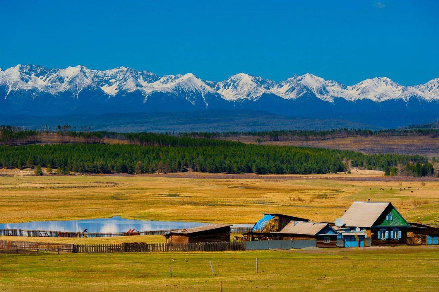 горы, снег, саяны, зелень, трава, желтый, домик, озеро, пруд, сибирь, Еремеев Евгений