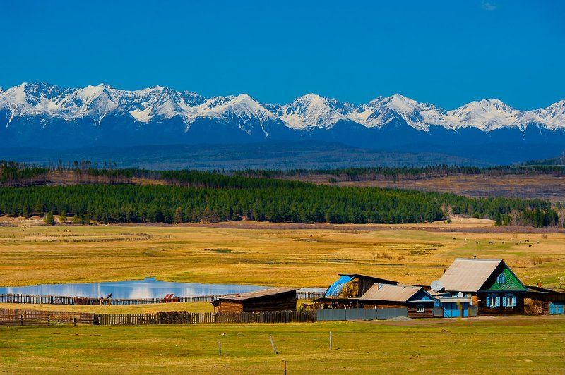 горы, снег, саяны, зелень, трава, желтый, домик, озеро, пруд, сибирь Тункинская долина фото превью