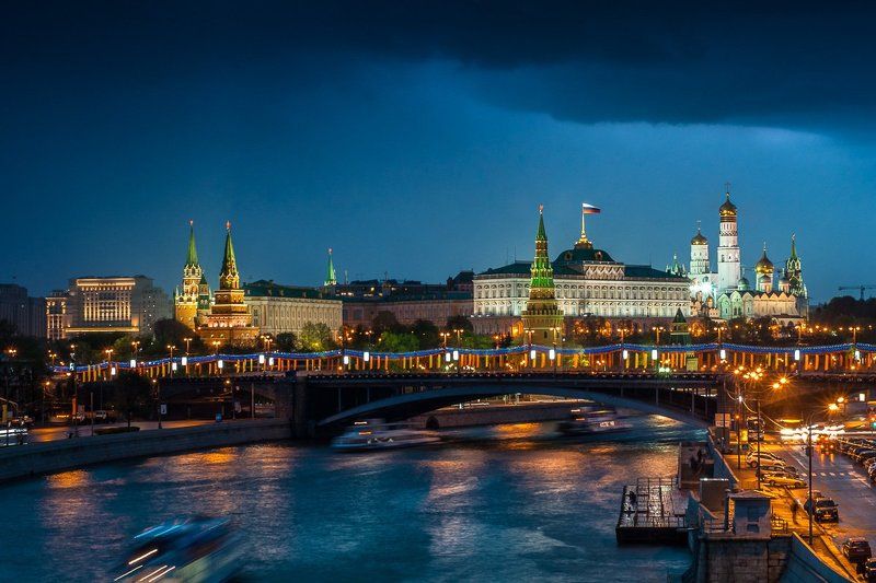 ночь, москва, кремль, река, мост, религия, церковь, храм, свет, фонари, транспорт Московский Кремль фото превью