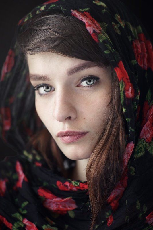 girl,portrait,green eyes,scarf,flowers Ния фото превью
