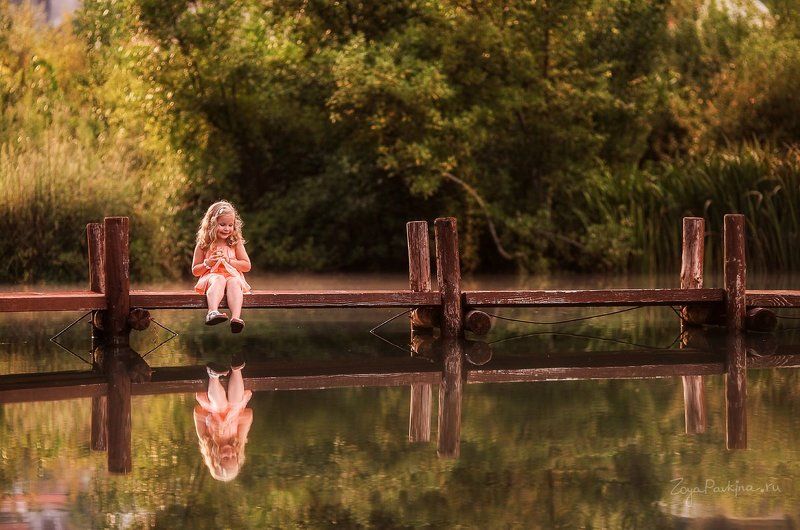 девочка, вечер, озеро На берегу фото превью