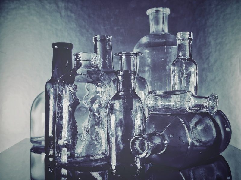 Бутылочки+телефон. Монохром. фото превью