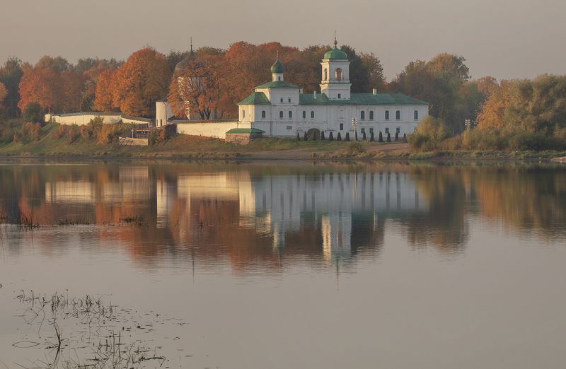 псков,мирожский монастырь Мирожский осенью фото превью